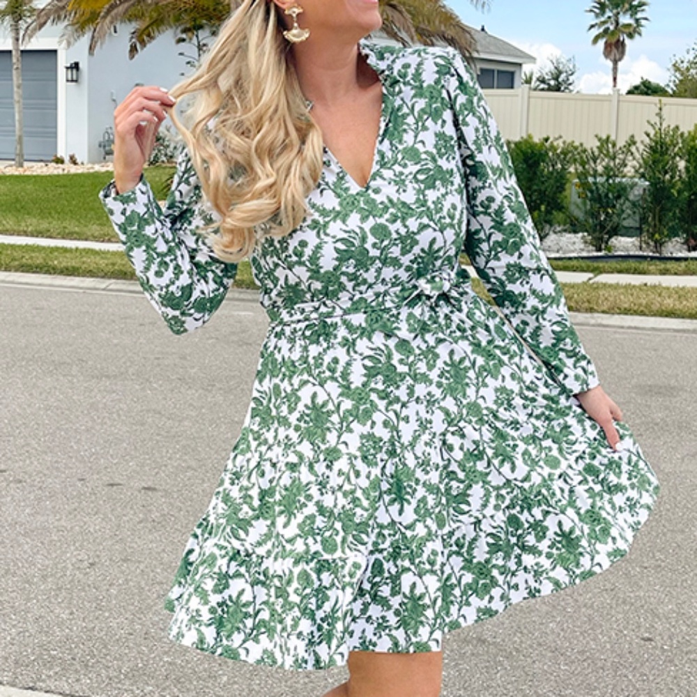 Smith & Quinn Rosemary Walz Dress – Effortless Style in Green & White - L